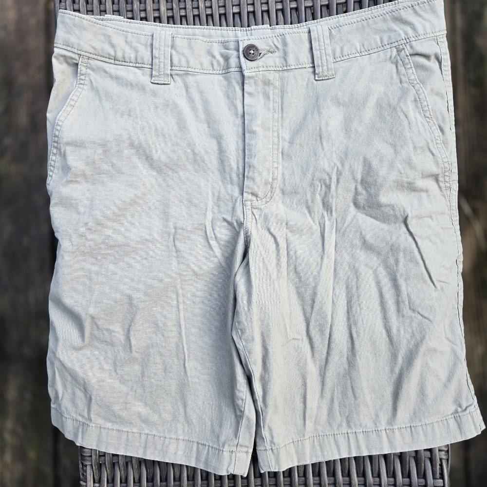 Magellan Outdoors Men's Size 32 Light Gray Chino Flat Front Shorts 9" Inseam